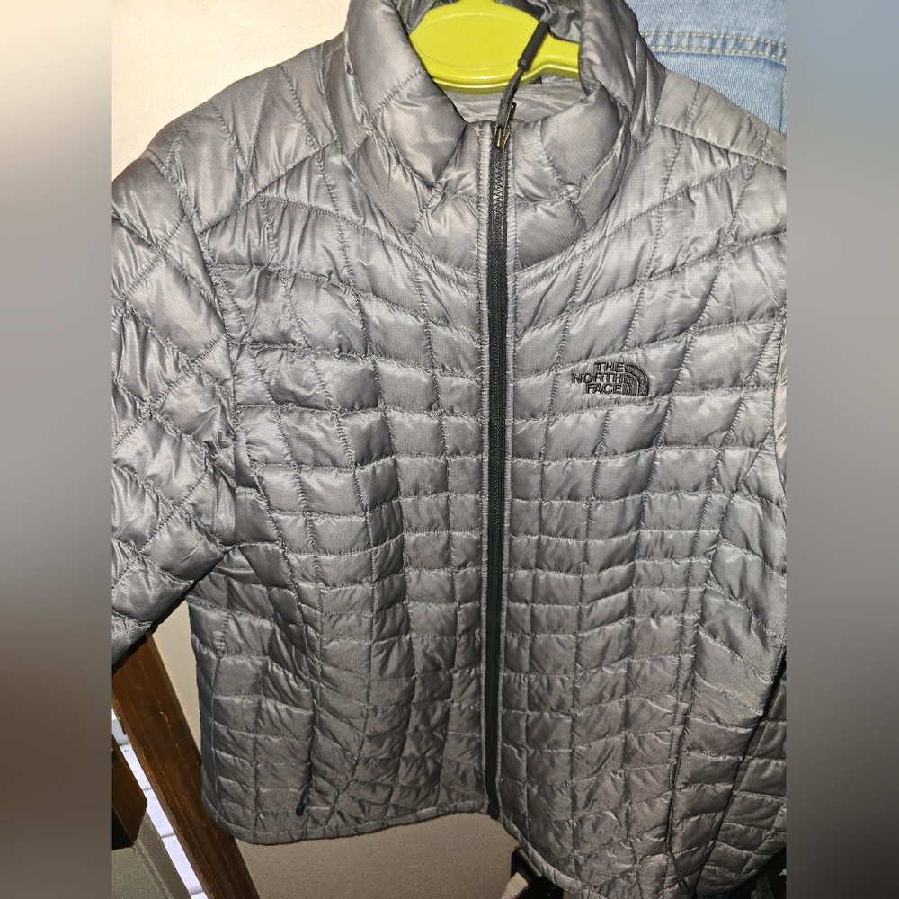 The North Face Women's Silver Puffer Jacket - Picture 2 of 6